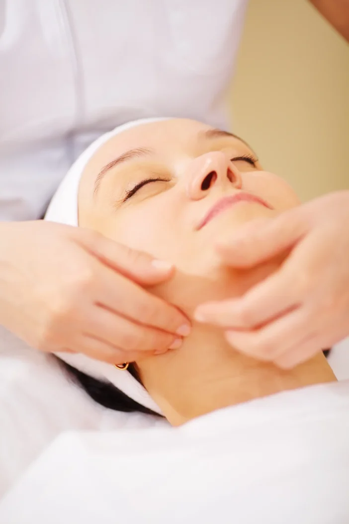 Esteticista realizando masaje facial